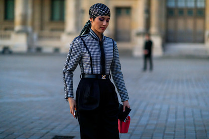 hair scarf, black scarf, black jacket, black bermuda shorts, black leather belt, golden scarf, monogrammed scarf, houndstooth printed jacket, white jacket, pink leather bag, hand bag, zipped jacket, louis vuitton bag, louis vuitton jacket, louis vuitton belt, louis vuitton scarf, fashion week, frenchystyle, FW, jonathan paciullo, street style, PFW, PARIS, horizontal, atmosphere details, detail