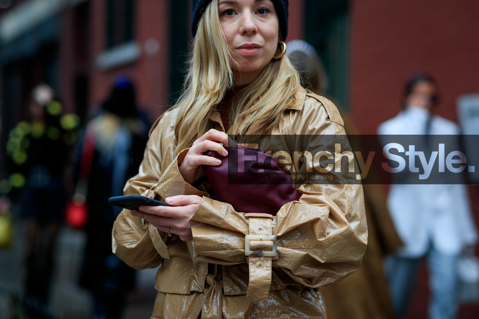 caroline grosso, beige parka, beige trench coat, vinyl jacket, vinyl coat, vinyl trenchcoat, burgundy leather clutch, bottega veneta bag, close up detail, fashion week, frenchystyle, FW, jonathan paciullo, street style, NYFW, NEW YORK, AUTUMN WINTER 2020-2021, FALL WINTER 2020-2021, FW 20-21, horizontal, atmosphere details, detail
