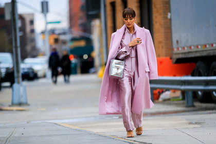 graphic bag, leather bag, leather shoes, over the shoulder, pink coat, pink jacket, pink pants, printed bag, silver bag, tone on tone, total look pink, trousers, street style, jonathan paciullo, FW, frenchystyle, fashion week, NYFW, NEW YORK, AUTUMN WINTER 2018-2019, AW 18-19, FALL WINTER 2018-2019, FW 18-19, atmosphere details, horizontal, full length, camila coelho