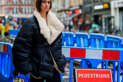 black jacket, down jacket, erika boldrin, oversize, LONDON, LFW, fashion week, frenchystyle, FW, jonathan paciullo, street style, AUTUMN WINTER 2019-2020, AW 19-20, FW 19-20, FALL WINTER 2019-2020, horizontal, atmosphere details, detail
