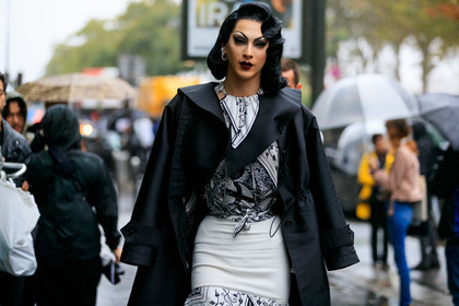 make up, make up details, black eyeshadows, black eyeliner, red lipstick, black trench coat, white dress, silk dress, printed dress, tight dress, fashion week, frenchystyle, FW, jonathan paciullo, street style, SPRING SUMMER 2020, SS 20, PFW, PARIS, horizontal, atmosphere details, detail