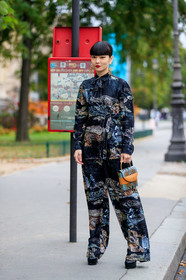 kozue akimoto, chloe bag, animal skin bag, green leather bag, camel leather bag, hand bag, golden earrings, dangling earrings, black shirt, black pants, kimono shirt, wrap shirt, silk shirt, silk pants, printed shirt, printed pants, lavalliere collar, chloe look, chloe pants, fashion week, frenchystyle, FW, jonathan paciullo, street style, SPRING SUMMER 2020, SS 20, PFW, PARIS, vertical, full length