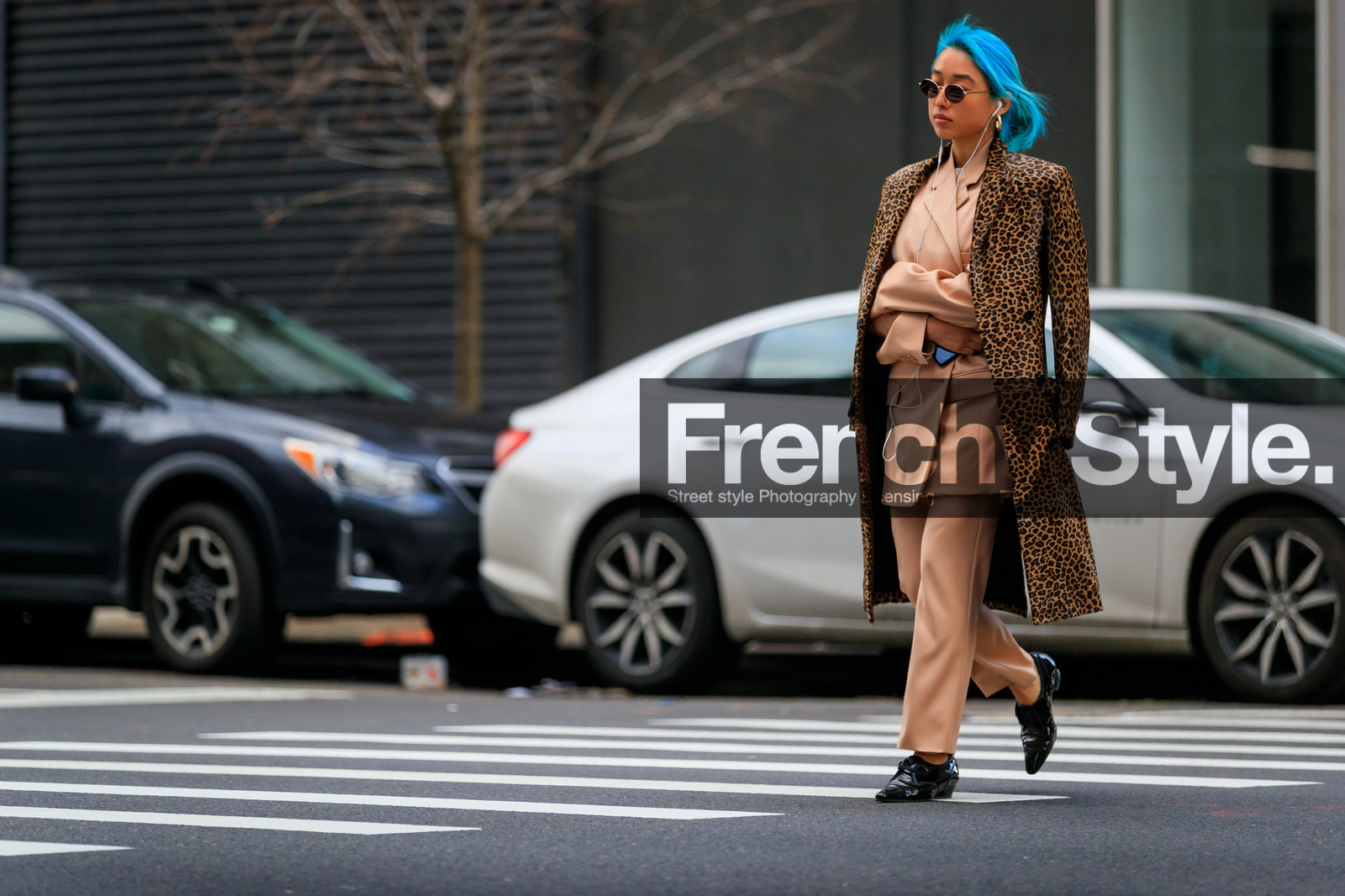 Margaret Zhang, beige coat, beige jacket, beige pants, beige suits, light beige jacket, light beige pants, light beige suits, leopard printed coat, black polish shoes, laced shoes, black derbies, blue hair, dyed hair, round shape sunglasses, metalic frame sunglasses, airpod, fashion week, frenchystyle, FW, jonathan paciullo, street style, NYFW, NEW YORK, AUTUMN WINTER 2020-2021, FALL WINTER 2020-2021, FW 20-21, horizontal, atmosphere details, full length