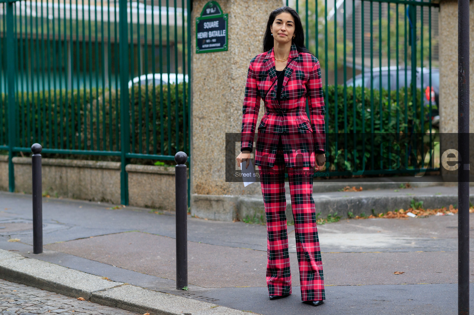 caroline issa, pink jacket, pink pants, pink suits, plaid jacket, plaid pants, plaid suits, marine serre jacket, marine serre pants, marine serre suits, big chain necklace, golden necklace, fashion week, frenchystyle, FW, jonathan paciullo, street style, SPRING SUMMER 2020, SS 20, PFW, PARIS, horizontal, atmosphere details, full length