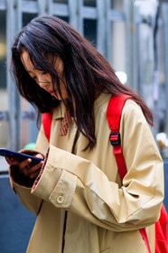 backpack, beige coat, leather bag, red bag, street style, jonathan paciullo, FW, frenchystyle, fashion week, LFW, LONDON, AUTUMN WINTER 2018-2019, AW 18-19, FALL WINTER 2018-2019, FW 18-19, vertical, atmosphere details, detail, model
