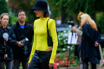 mary leest, black hat, black leather boots, black leather pants, black leather bag, yellow top, long sleeves top, high collar top, corset top, tight top, animal skin bag, technical fabric top, fashion week, frenchystyle, FW, jonathan paciullo, street style, SPRING SUMMER 2020, SS 20, PFW, PARIS, horizontal, atmosphere details, detail
