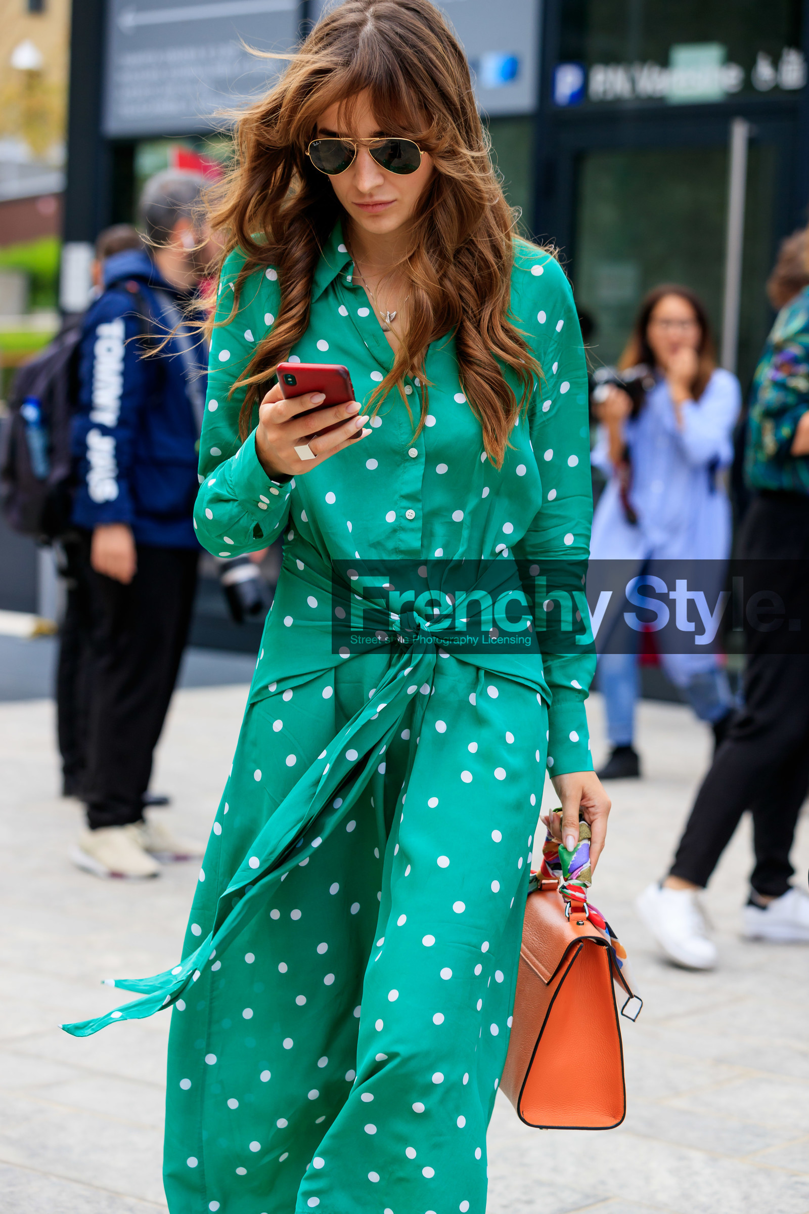green dress, button dress, long dress, polka dots dress, long sleeves dress, knoted dress, rayban sunglasses, aviator sunglasses, orange leather bag, hand bag, fashion week, frenchystyle, FW, jonathan paciullo, street style, vertical, atmosphere details, detail, MFW, MILAN, SPRING SUMMER 2020, SS 20