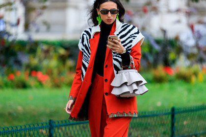 red jacket, red pants, white cardigan, jacquard cardigan, sleeveless cardigan, black cardigan, white leather bag, ruffle bag, green earrings, pearl earrings, fashion week, frenchystyle, FW, jonathan paciullo, street style, SPRING SUMMER 2020, SS 20, PFW, PARIS, horizontal, atmosphere details, detail