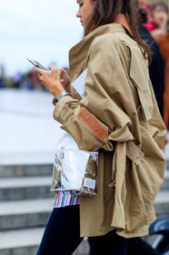 close up detail, beige parka, loewe jacket, margiela bag, used bag, golden bag, fashion week, frenchystyle, FW, jonathan paciullo, street style, SPRING SUMMER 2020, SS 20, PFW, PARIS, vertical, atmosphere details, detail