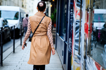 julia comil, beige leather jacket, sleeveless jacket, nude top, monogrammed top, marine serre top, back details, hair scarf, marine serre scarf, hair details, fashion week, frenchystyle, FW, jonathan paciullo, street style, PFW, PARIS, SPRING SUMMER 2021, SS 21, horizontal, atmosphere details, detail