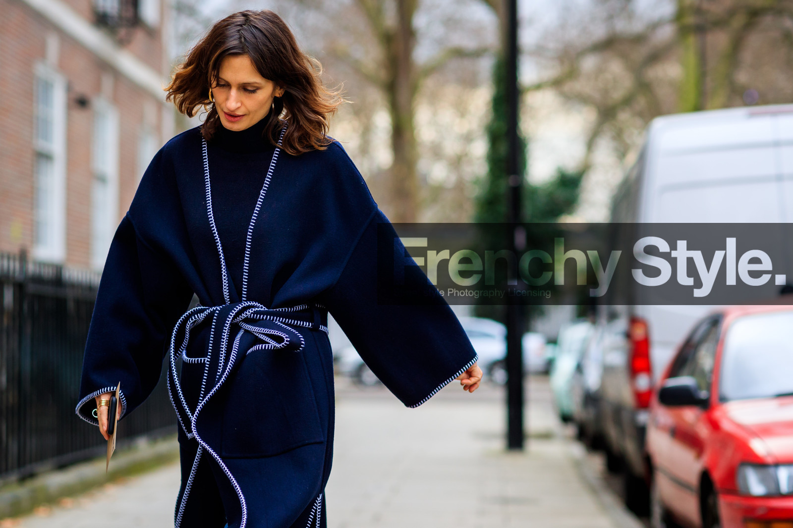 navy coat, street style, jonathan paciullo, FW, frenchystyle, fashion week, LFW, LONDON, AUTUMN WINTER 2018-2019, AW 18-19, FALL WINTER 2018-2019, FW 18-19, horizontal, atmosphere details, detail, isabelle kountoure