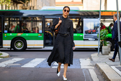 caroline issa, polka dots dress, navy blue dress, long sleeves dress, mid long dress, black and white shoes, bicolor shoes, sharp end shoes, belted dress, dangling earrings, stone earrings, blue earrings, pleated dress, fashion week, frenchystyle, FW, jonathan paciullo, street style, horizontal, atmosphere details, full length, MFW, MILAN, SPRING SUMMER 2020, SS 20
