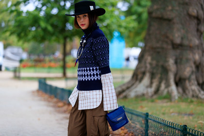black hat, navy blue pullover, short sleeves pullover, jacquard pullover, turtleneck pullover, white shirt, checked shirt, big necklace, long necklace, golden necklace, blue necklace, blue leather bag, hand bag, chloe bag, animal skin bag, mini bag, kaki pants, safari pants, multi pocket pants, chloe necklace, chloe pullover, chloe look, fashion week, frenchystyle, FW, jonathan paciullo, street style, SPRING SUMMER 2020, SS 20, PFW, PARIS, horizontal, atmosphere details, detail