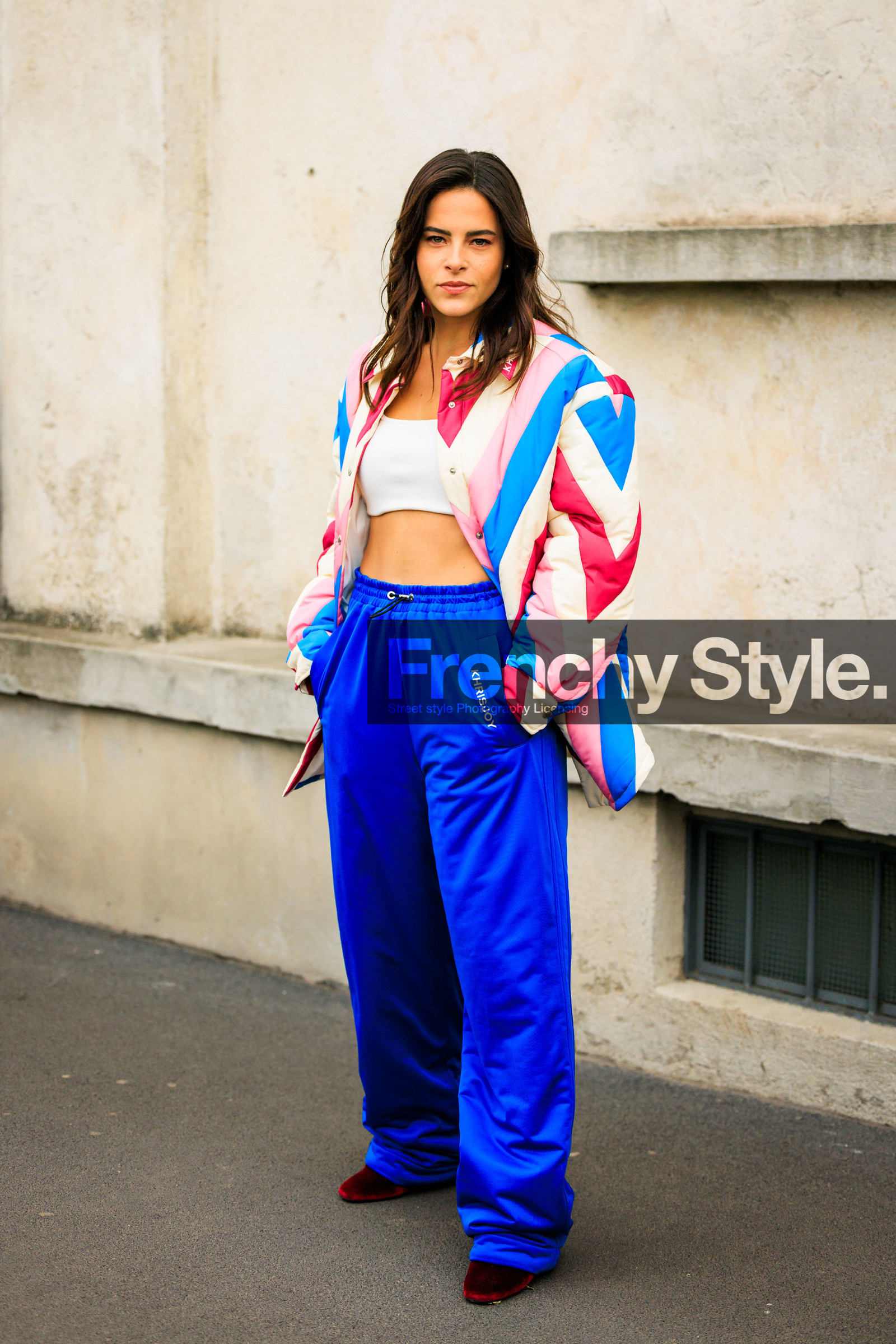 blue trousers, black jogging pants, sporty look, velvet shoes, red shoes, stripes jacket, white cropped top, multicolor jacket, street style, jonathan paciullo, FW, frenchystyle, fashion week, MFW, MILAN, FALL WINTER 2022_2023, AUTUMN WINTER 2022-2023, FW 22-23, vertical, full length