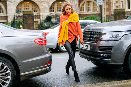 black pants, black shoes, high heels, leather pants, leather shoes, orange sweater, trousers, turtleneck sweater, yellow scarf, street style, jonathan paciullo, FW, frenchystyle, fashion week, LFW, LONDON, AUTUMN WINTER 2018-2019, AW 18-19, FALL WINTER 2018-2019, FW 18-19, horizontal, atmosphere details, full length, olivia palermo