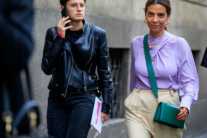 georgia tal, giorgia tal, hoop earrings, golden earrings, lilac blouse, drape blouse, charms necklace, chain necklace, golden necklace, crossbody bag, dark green leather bag, green leather bag, light beige pants, fashion week, frenchystyle, FW, jonathan paciullo, street style, horizontal, atmosphere details, detail, MFW, MILAN, SPRING SUMMER 2020, SS 20