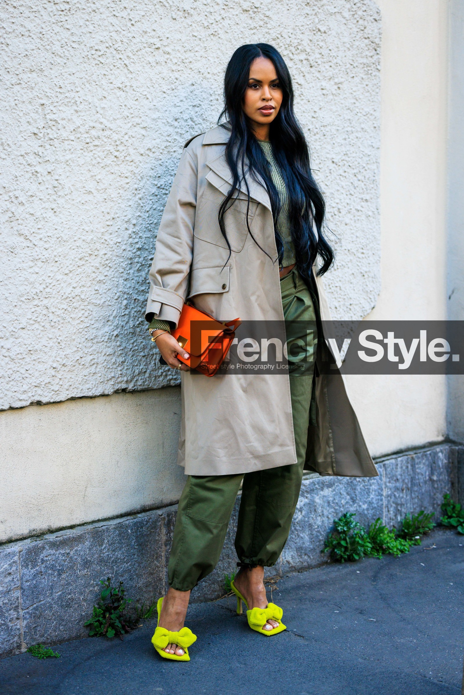 orange handbag, leather handbag, pocket trench coat, grey trench, classic trench coat, green pants, long black hair, bottega veneta sandals, bow sandals, freen fluo sandals, street style, jonathan paciullo, FW, frenchystyle, fashion week, MFW, MILAN, FALL WINTER 2022_2023, AUTUMN WINTER 2022-2023, FW 22-23, vertical, full length