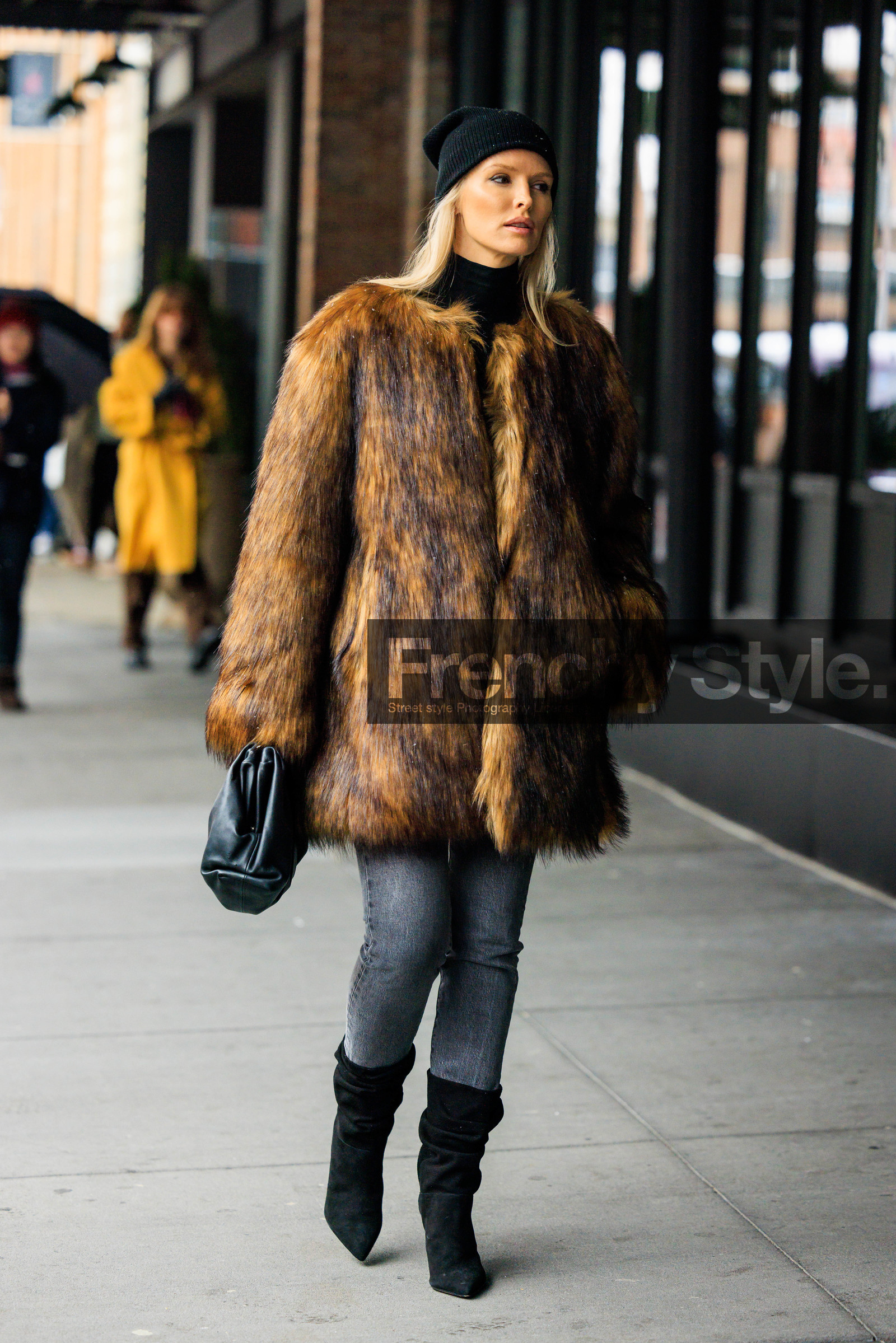 brown furry coat, brown furry jacket, black pouch, leather pouch, furry winter look, black beanie, dark denim pants, black turtleneck, black heeled boots, kate davidson hudson, fashion week, frenchystyle, FW, jonathan paciullo, street style, NYFW, NEW YORK, AUTUMN WINTER 2022-2023, FALL WINTER 2022_2023, FW 22-23, vertical, full length