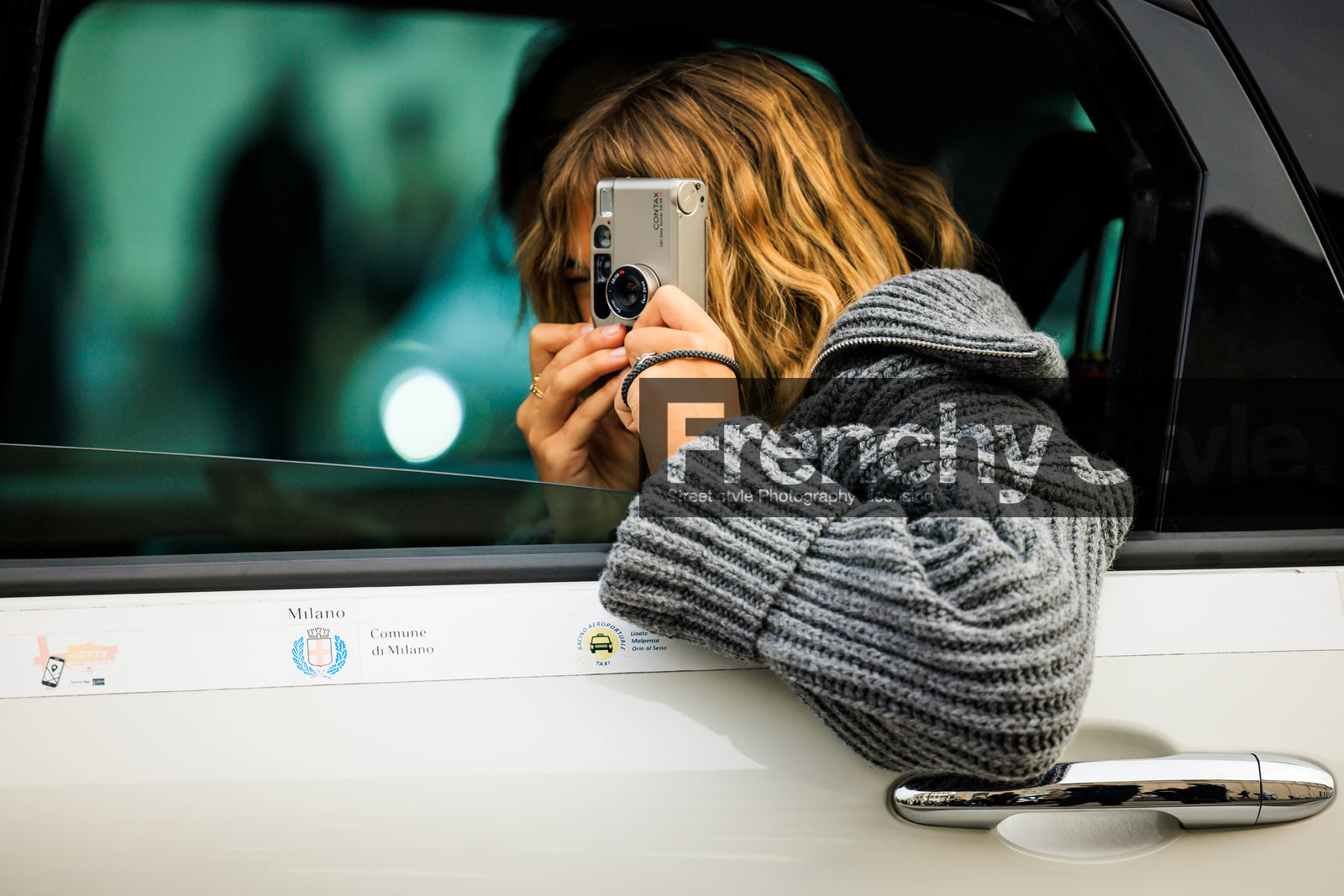 close up, silver camera, analog, blue knitted pull, knitted jumper, grey jumper, street style, jonathan paciullo, FW, frenchystyle, fashion week, MFW, MILAN, FALL WINTER 2022_2023, AUTUMN WINTER 2022-2023, FW 22-23, horizontal, atmosphere details