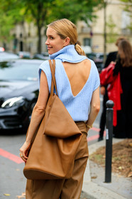 pernille teisbaek, camel leather bag, camel leather pants, camel leather bermuda shorts, big bag, shopping bag, light blue pullover, sleeveless pullover, turtleneck pullover, back details, openwork pullover, fashion week, frenchystyle, FW, jonathan paciullo, street style, SPRING SUMMER 2020, SS 20, PFW, PARIS, vertical, atmosphere details, detail