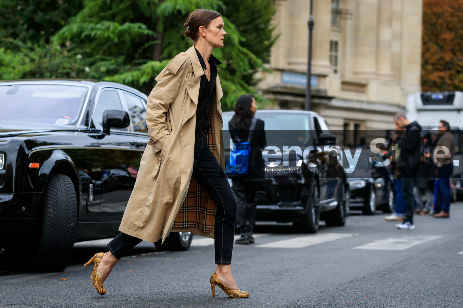 jo ellison, beige trench coat, black shirt, black jeans, yellow leather shoes, animal skin shoes, cropped jeans, fashion week, frenchystyle, FW, jonathan paciullo, street style, SPRING SUMMER 2020, SS 20, PFW, PARIS, horizontal, atmosphere details, full length