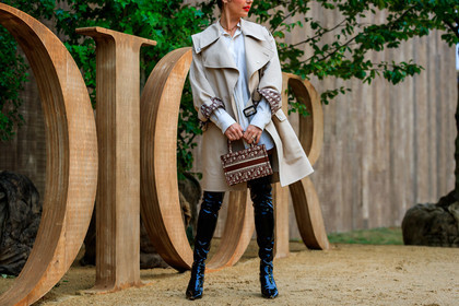 dior bag, dior jacket, dior trench coat, beige trench coat, monogrammed bag, monogrammed jacket, monogrammed trench coat, white shirt, dress shirt, long shirt, black boots, black polish boots, high boots, brown bag, hand bag, fashion week, frenchystyle, FW, jonathan paciullo, street style, SPRING SUMMER 2020, SS 20, PFW, PARIS, horizontal, atmosphere details, detail