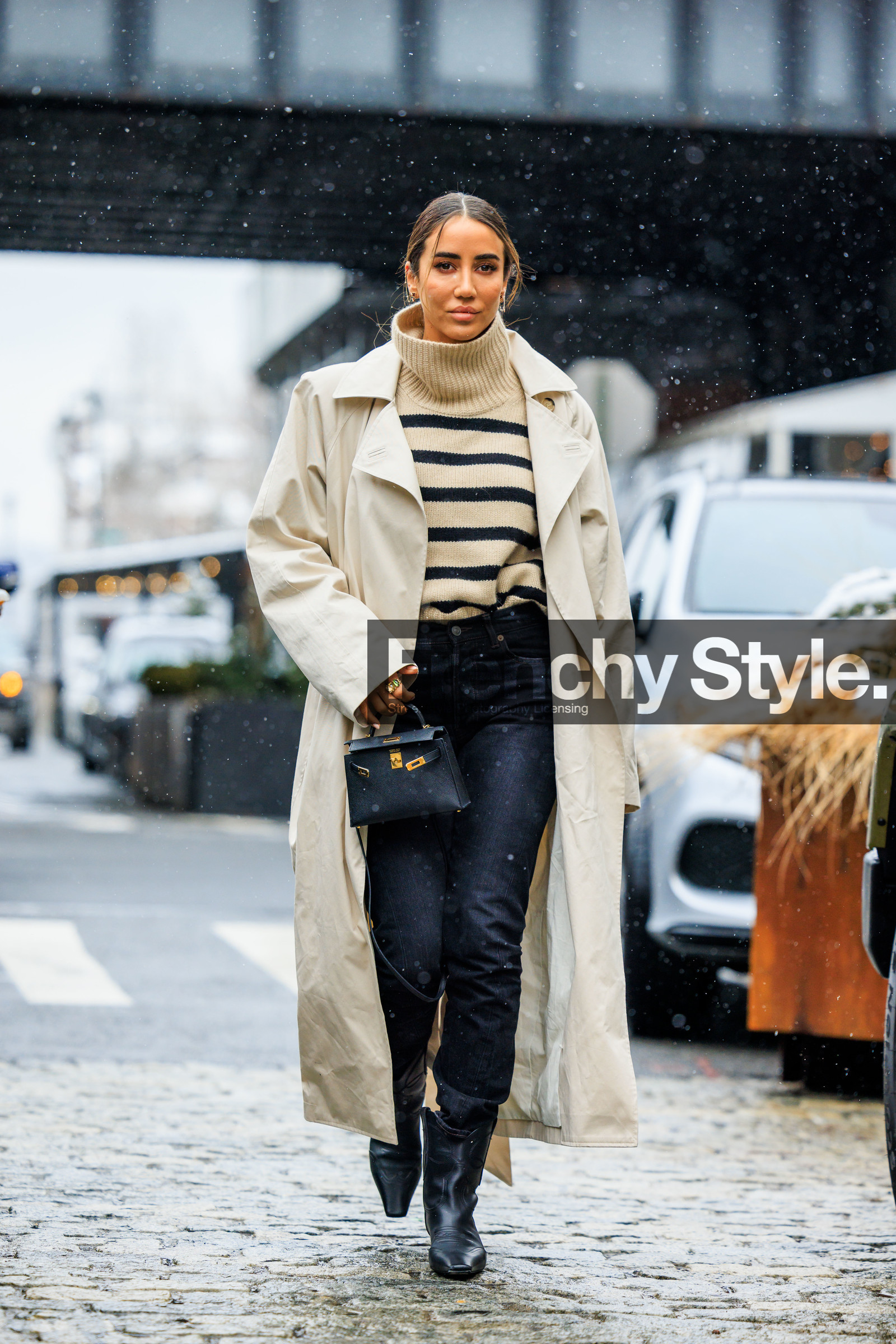 black mini birkin, mini birkin bag, small birkin, small bag, hermes handbag, black leather boots, black boots, cowboy boots, white trench coat, long trench coat, striped sweater, knitted pullover, knitwear, dark green leather trench coat, dark denim pants, striped stand-up pull, tamara kalinic, fashion week, frenchystyle, FW, jonathan paciullo, street style, NYFW, NEW YORK, AUTUMN WINTER 2022-2023, FALL WINTER 2022_2023, FW 22-23, vertical, full length