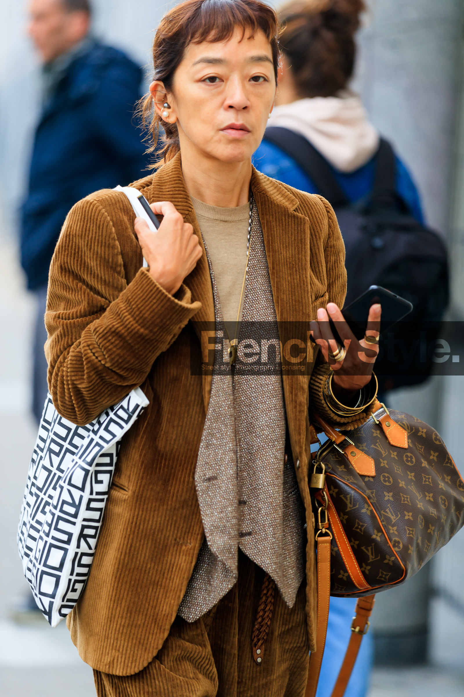 corduroy jacket, corduroy pants, corduroy suits, brown jacket, brown pants, brown suits, louis vuitton bag, bowling bag, monogrammed bag, hand bag, brown leather bag, shopping bag, white bag, fashion week, frenchystyle, FW, jonathan paciullo, street style, SPRING SUMMER 2020, SS 20, PFW, PARIS, vertical, atmosphere details, detail