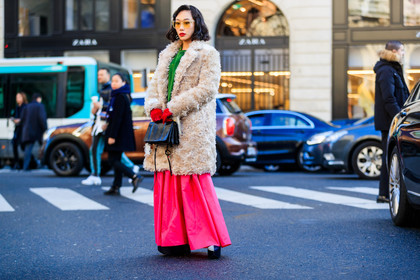 beige jacket, black bag, fur jacket, fuschia, green top, high heels, leather bag, leather shoes, natural fur, pink skirt, red gloves, street style, jonathan paciullo, FW, frenchystyle, fashion week, PFW, PARIS, AUTUMN WINTER 2018-2019, FALL WINTER 2018-2019, FW 18-19, horizontal, atmosphere details, full length, mademoiselle yulia