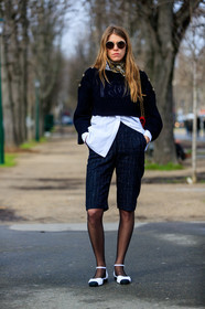 monica ainley, white shirt, black pullover, round shape sunglasses, metalic frame sunglasses, pearl sunglasses, dark grey bermuda shorts, striped bermuda short, lurex bermuda shorts, cropped pullover, brown scarf, yellow scarf, cachemere printed scarf, floral printed scarf, silk scarf, chanel pullover, chanel sunglasses, chanel bermuda shorts, chanel shoes, white leather shoes, black leather shoes, bicolor shoes, flat shoes, mary jane shoes, fashion week, frenchystyle, FW, jonathan paciullo, street style, PFW, PARIS, vertical, full length
