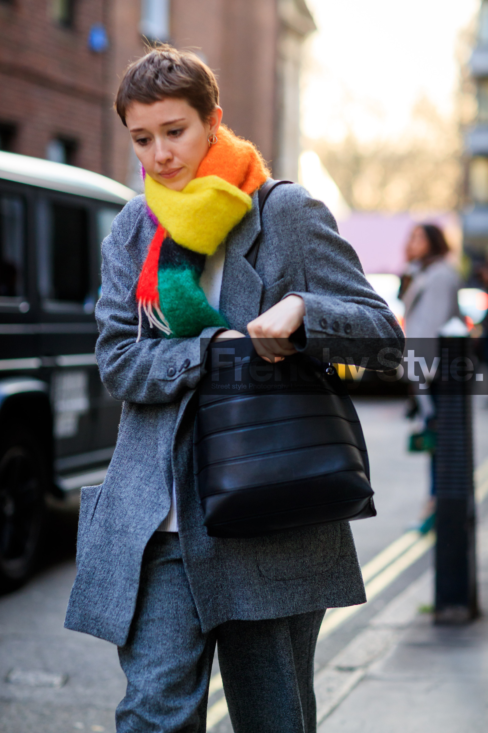 black bag, grey jacket, grey pants, grey suit, leather bag, multicolor scarf, short hair, trousers, fashion week, frenchystyle, FW, jonathan paciullo, street style, LFW, LONDON, AUTUMN WINTER 2018-2019, AW 18-19, FALL WINTER 2018-2019, FW 18-19, vertical, atmosphere details, detail