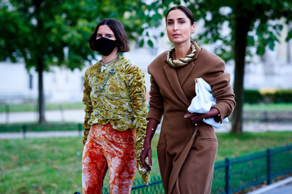 marta cygan, drape blouse, drape top, velvet pants, velvet blouse, velvet top, floral printed pants, floral printed top, floral printed blouse, light green blouse, light green top, orange pants, flare pants, silvered necklace, big chain necklace, eva geraldine fontanelli, geraldine boublil, camel coat, brown coat, long coat, camel gloves, pearl detail, white clutch, black leather shoes, drape shoes, golden necklace, big necklace, covid face mask, fashion week, frenchystyle, FW, jonathan paciullo, street style, PFW, PARIS, SPRING SUMMER 2021, SS 21, horizontal, atmosphere details, detail