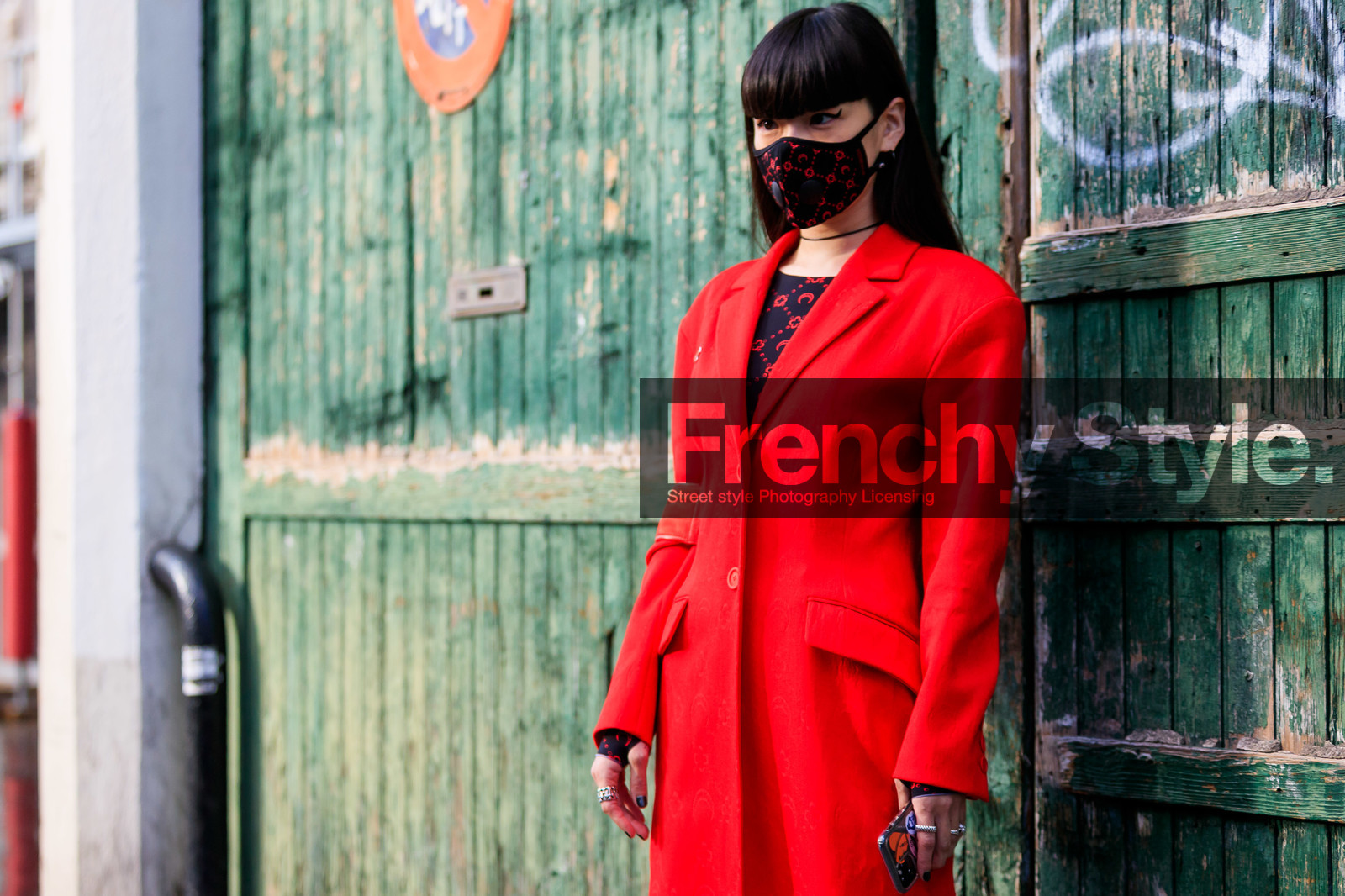 kozue akimoto, red jacket, red top, red mask, black top, black mask, bicolor top, bicolor mask, monogrammed top, monogrammed mask, marine serre jacket, marine serre look, marine serre mask, marine serre bag, marine serre top, long jacket, fashion week, frenchystyle, FW, jonathan paciullo, street style, PFW, PARIS, AUTUMN WINTER 2020-2021, FALL WINTER 2020-2021, FW 20-21, horizontal, detail, atmosphere details