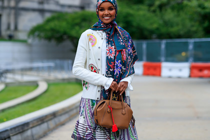 blue scarf, brown bag, floral, flowers, graphic jacket, graphic skirt, halima aden, headscarf, leather bag, leather shoes, model, printed jacket, printed scarf, printed skirt, purple skirt, tory burch, white cardigan, street style, jonathan paciullo, FW, frenchystyle, fashion week, NEW YORK, NYFW, SPRING SUMMER 2020, SS 20, horizontal, atmosphere details, detail