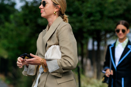 beige jacket, blazer, bottega veneta, bracelet, earrings, lisa aiken, sunglasses, white bag, street style, jonathan paciullo, FW, frenchystyle, fashion week, NEW YORK, NYFW, SPRING SUMMER 2020, SS 20, horizontal, atmosphere details, detail