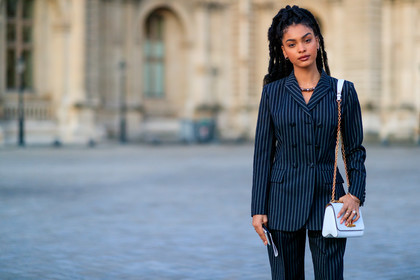 sharon alexie, louis vuitton bag, louis vuitton jacket, louis vuitton pants, striped jacket, striped pants, striped look, white leather bag, grey jacket, grey pants, navy blue jacket, navy blue pants, shoulder bag, golden chain strap bag, fashion week, frenchystyle, FW, jonathan paciullo, street style, PFW, PARIS, horizontal, atmosphere details, detail
