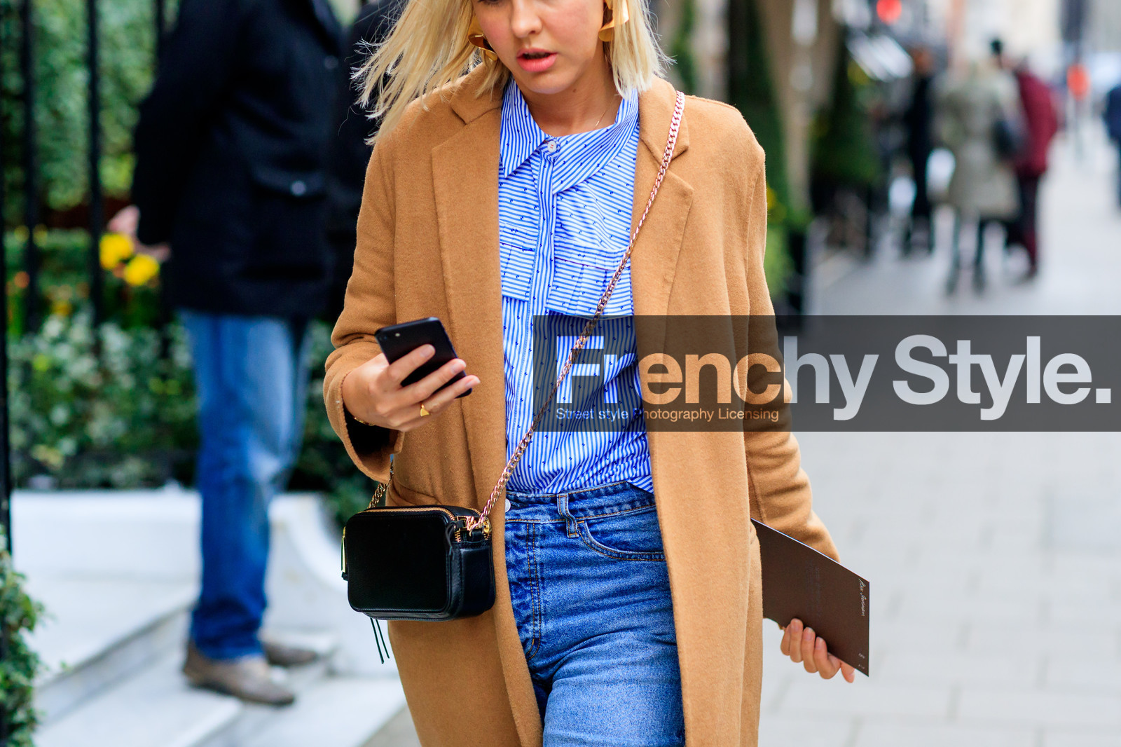 atmosphere details, AUTUMN WINTER 2017-2018, AW 17-18, beige coat, black bag, blue denim, blue shirt, camel coat, denim pants, detail, FALL WINTER 2017-2018, fashion week, frenchystyle, FW, FW 17-18, horizontal, jeans, jonathan paciullo, leather bag, LFW, LONDON, street style, trousers