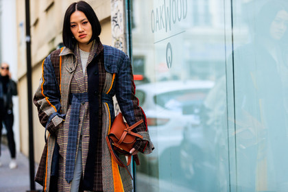 brown bag, brown jacket, checked, graphic jacket, leather bag, loewe, patchwork, plaid, printed jacket, street style, jonathan paciullo, FW, frenchystyle, fashion week, PFW, PARIS, AUTUMN WINTER 2018-2019, FALL WINTER 2018-2019, FW 18-19, horizontal, atmosphere details, Tiffany Hsu