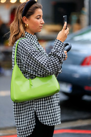 black headband, velvet headband, black shirt, white shirt, houndstooth printed shirt, neon gren bag, close up detail, bag detail, fashion week, frenchystyle, FW, jonathan paciullo, street style, SPRING SUMMER 2020, SS 20, PFW, PARIS, vertical, atmosphere details, detail