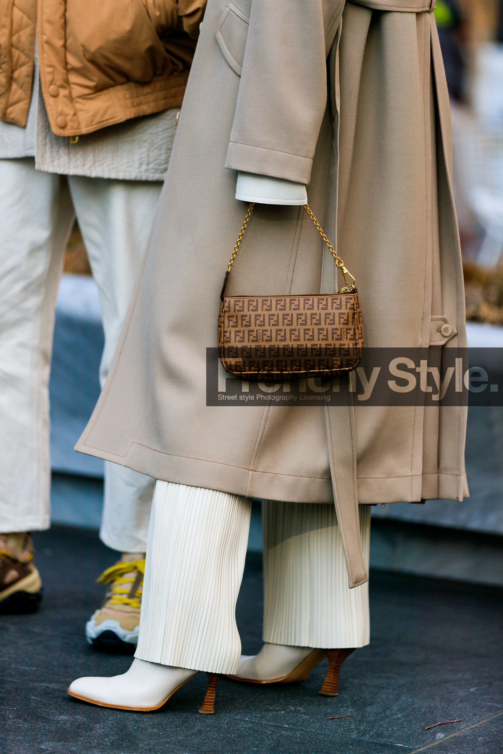 JS roques, alice & j.s, alice barbier, beige trench coat, light beige pants, white pants, white shirt, white leather boots, fendi bag, monogrammed bag, pleated pants, golden chain strap bag, brown bag, hand bag, high heels boots, flare pants, close up detail, bag detail, legs detail, fashion week, frenchystyle, FW, jonathan paciullo, street style, NYFW, NEW YORK, AUTUMN WINTER 2020-2021, FALL WINTER 2020-2021, FW 20-21, vertical, detail, atmosphere details