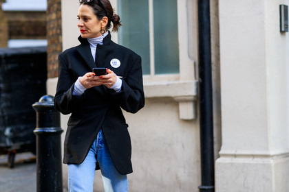 blue denim, denim pants, jeans, trousers, black coat, earrings, red lips, white top, street style, jonathan paciullo, FW, frenchystyle, fashion week, LFW, LONDON, AUTUMN WINTER 2018-2019, AW 18-19, FALL WINTER 2018-2019, FW 18-19, horizontal, atmosphere details, detail