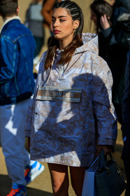 white hoodie, white jacket, white dress, beige dress, beige hoodie, beige jacket, printed hoodie, printed jacket, printed dress, jacket dress, dior bag, dior dress, dior jacket, dior hoodie, grey bag, lady dior bag, raincoat, fashion week, frenchystyle, FW, jonathan paciullo, street style, PFW, PARIS, AUTUMN WINTER 2020-2021, FALL WINTER 2020-2021, FW 20-21, vertical, atmosphere details, detail
