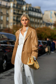caro daur, beige leather jacket, white shirt, white pants, white leather sandals, golden clutch, golden earrings, golden necklace, multi earrings, multi necklace, big chain necklace, hoop earrings, high waist pants, diamond earrings, fashion week, frenchystyle, FW, jonathan paciullo, street style, SPRING SUMMER 2020, SS 20, PFW, PARIS, vertical, atmosphere details, detail