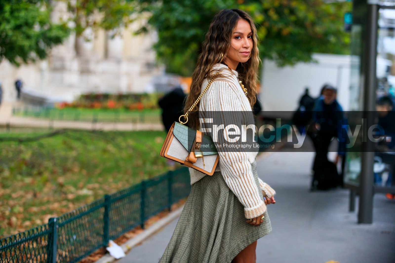 chloe bag, chloe look, chloe skirt, white pullover, asymmetrical skirt, checked skirt, kaki skirt, mini skirt, long skirt, green leather bag, golden chain strap bag, camel leather bag, white bag, fashion week, frenchystyle, FW, jonathan paciullo, street style, SPRING SUMMER 2020, SS 20, PFW, PARIS, horizontal, atmosphere details, detail