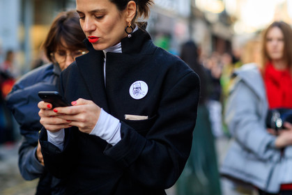 black coat, earrings, red lips, white top, street style, jonathan paciullo, FW, frenchystyle, fashion week, LFW, LONDON, AUTUMN WINTER 2018-2019, AW 18-19, FALL WINTER 2018-2019, FW 18-19, horizontal, atmosphere details, detail