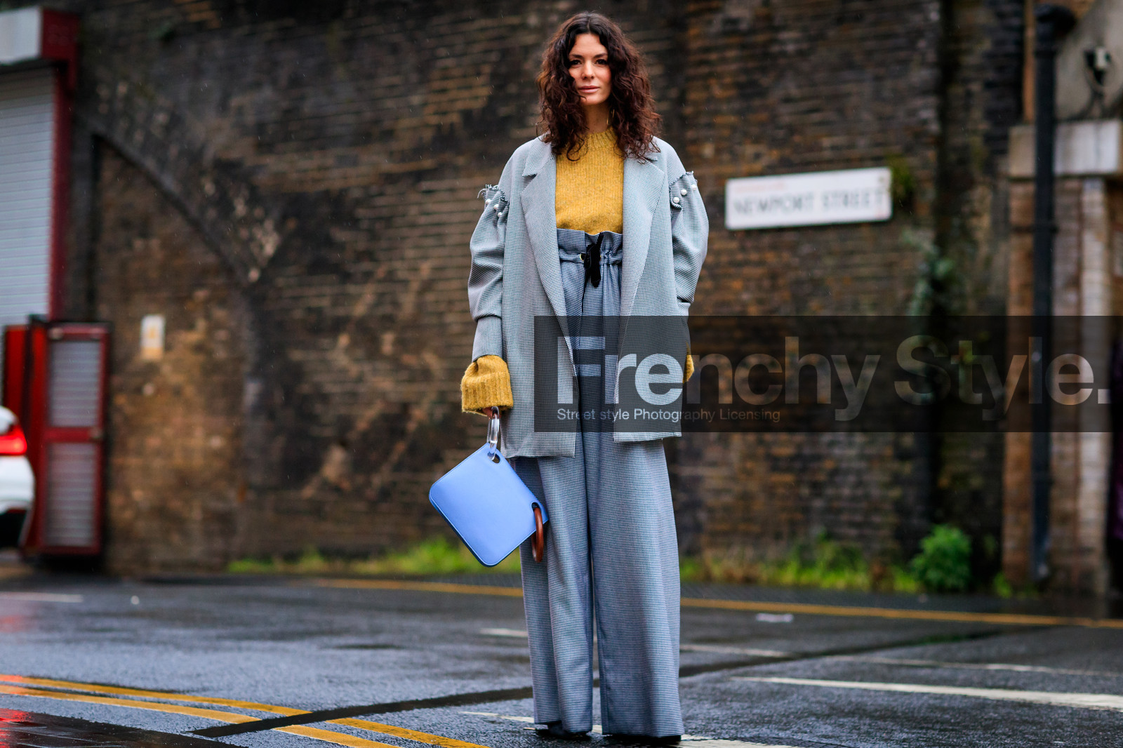 blue bag, high waist, houndstooth pattern, leather bag, pearls, pleats, trousers, yellow sweater, street style, jonathan paciullo, FW, frenchystyle, fashion week, LFW, LONDON, AUTUMN WINTER 2018-2019, AW 18-19, FALL WINTER 2018-2019, FW 18-19, horizontal, atmosphere details, full length