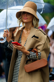 viktoria rader, beige hat, beige coat, beige duffle coat, sleeveless coat, the sant bag, camel leather bag, square shape bag, box bag, hand bag, houndstooth printed dress, black dress, white dress, low necked dress, long sleeves dress, mini dress, golden necklace, chain necklace, golden watch, close up detail, button dress, fashion week, frenchystyle, FW, jonathan paciullo, street style, SPRING SUMMER 2020, SS 20, PFW, PARIS, vertical, atmosphere details, detail