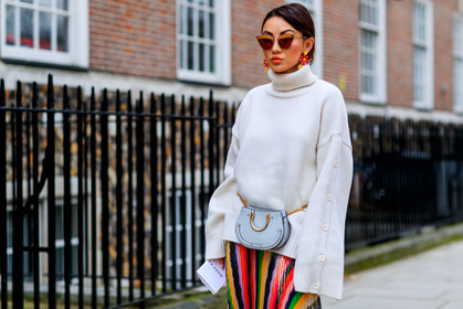 chloé, earrings, graphic skirt, grey bag, leather bag, pleated skirt, printed skirt, rainbow, striped skirt, sunglasses, turtleneck sweater, white sweater, street style, jonathan paciullo, FW, frenchystyle, fashion week, LFW, LONDON, AUTUMN WINTER 2018-2019, AW 18-19, FALL WINTER 2018-2019, FW 18-19, horizontal, atmosphere details, detail