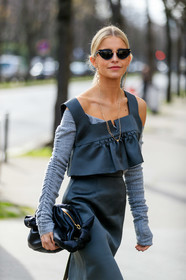 caro daur, dark grey top, dark grey skirt, ruffle top, sleeveless top, light green pullover, eyecat sunglasses, golden strap sunglasses, cropped top, black leather clutch, black sunglasses, miu miu look, miu miu skirt, miu miu top, miu miu bag, fashion week, frenchystyle, FW, jonathan paciullo, street style, PFW, PARIS, vertical, atmosphere details, detail