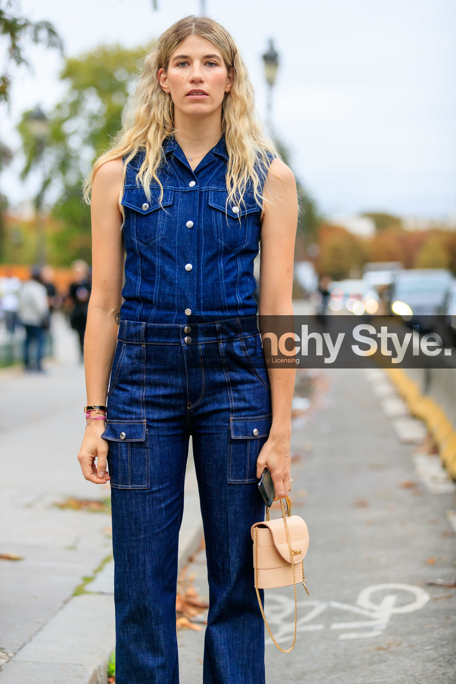 veronika heilbrunner, denim, denim total look, denim shirt, blue jeans, sleeveless shirt, chloe bag, chloe pants, chloe shirt, chloe look, nude leather bag, hand bag, golden chain strap bag, flare jeans, fashion week, frenchystyle, FW, jonathan paciullo, street style, SPRING SUMMER 2020, SS 20, PFW, PARIS, vertical, full length